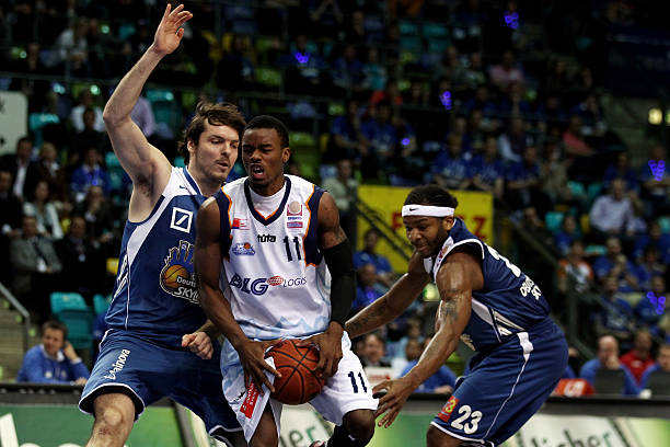 凭借防守韧 凭借防守韧